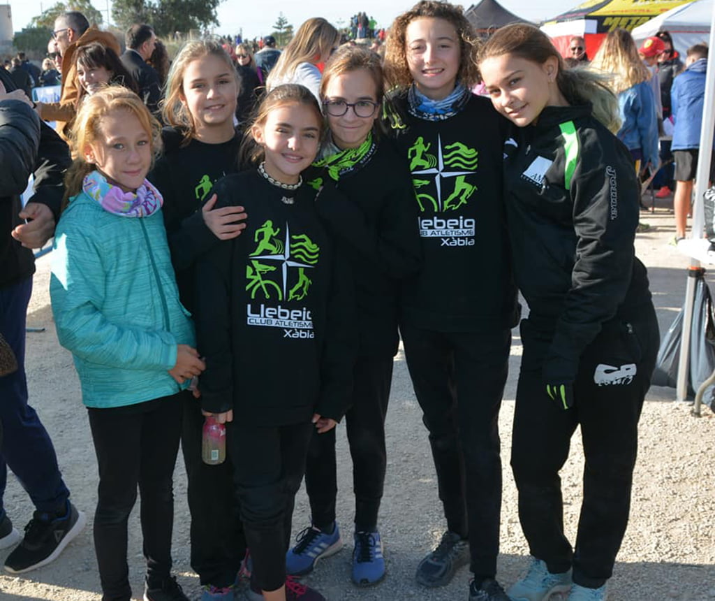 Grupo de atletas de la Escola Atletisme Llebeig Xàbia en Sant Joan
