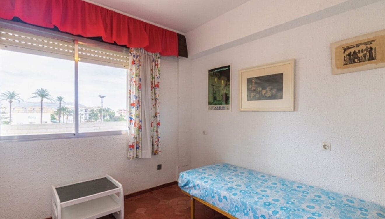 Una de las tres habitaciones de un apartamento en venta en Jávea - Vicens Ash Properties