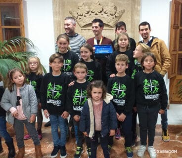 José Manuel con los jóvenes de la Escuela del Club Llebeig