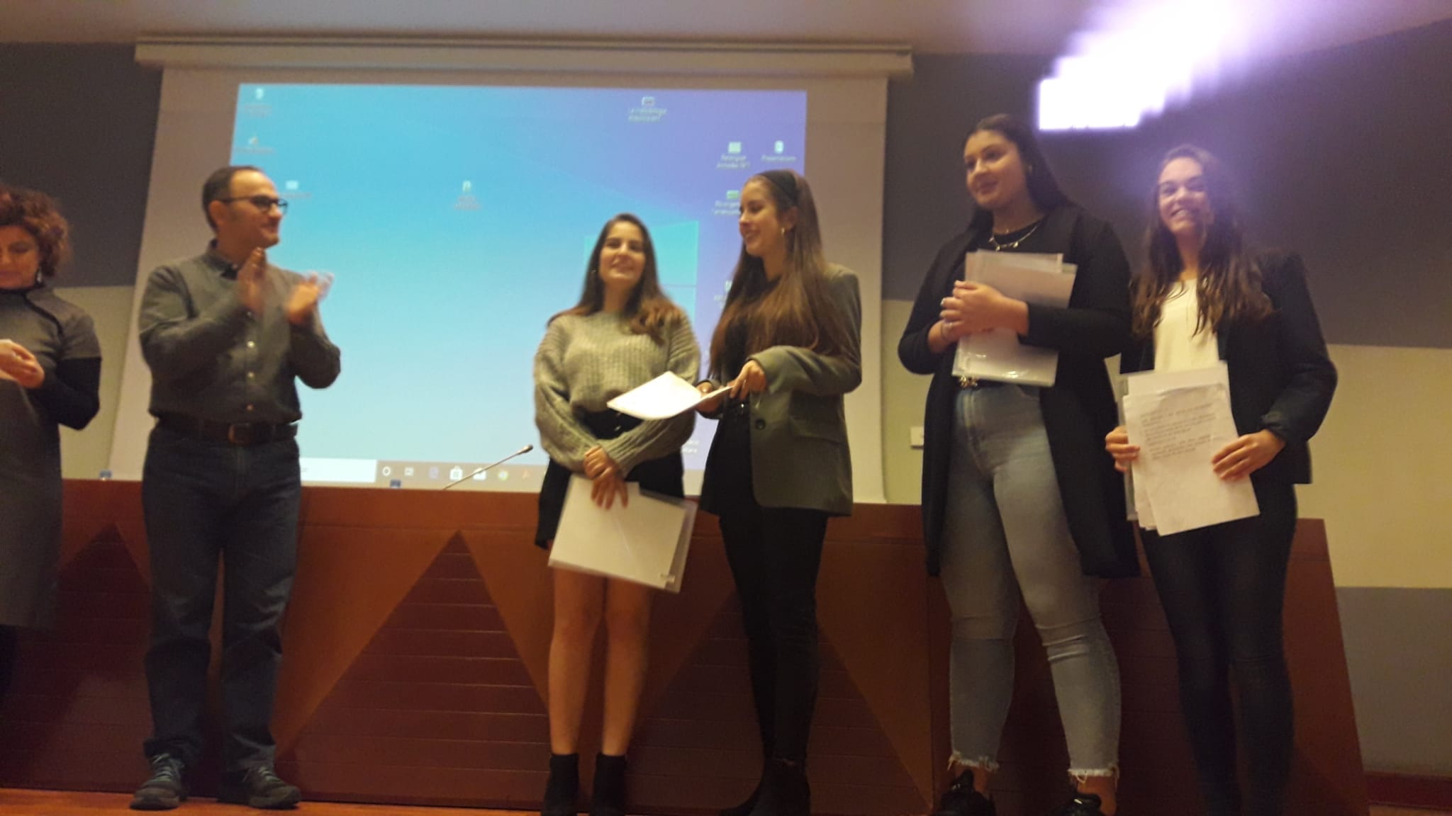 Imagen: Las cuatro estudiantes del IES Antoni Llidó en los premios
