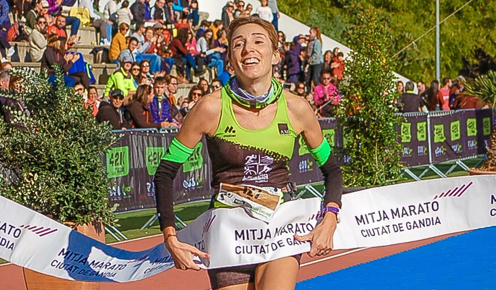 Mª Isabel ganando la Media Maratón de Gandía