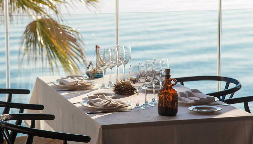 Mesas mirando al mar en Restaurante Noray
