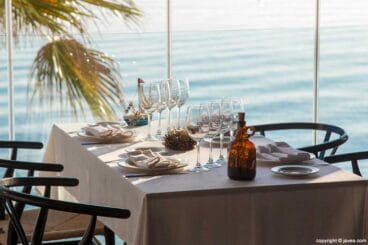 Mesas mirando al mar en Restaurante Noray