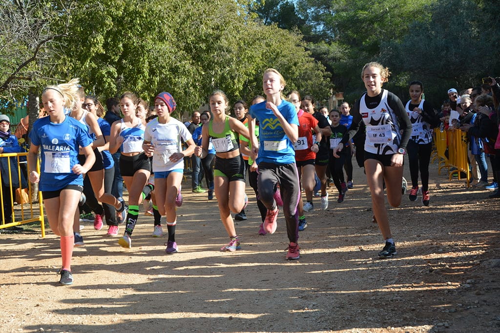 Imagen: Niñas en plena carrera