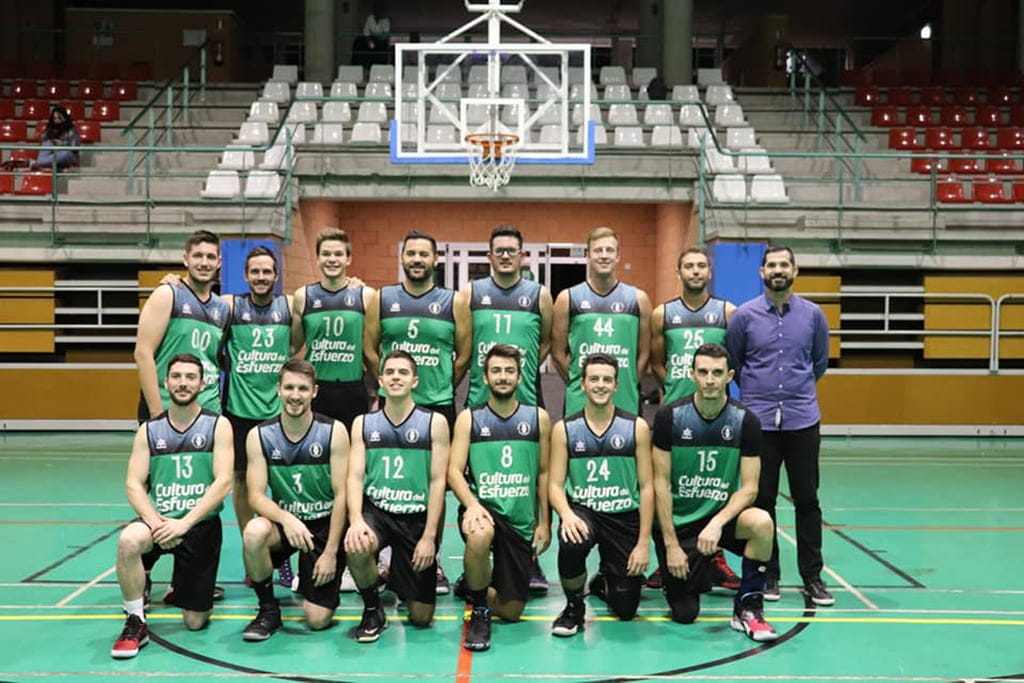 Imagen: Óscar Mayordomo con sus chicos del CB Joventut Xàbia