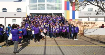 Participantes en la caminata solidaria en la entrada de Centro Deportivo Dénia