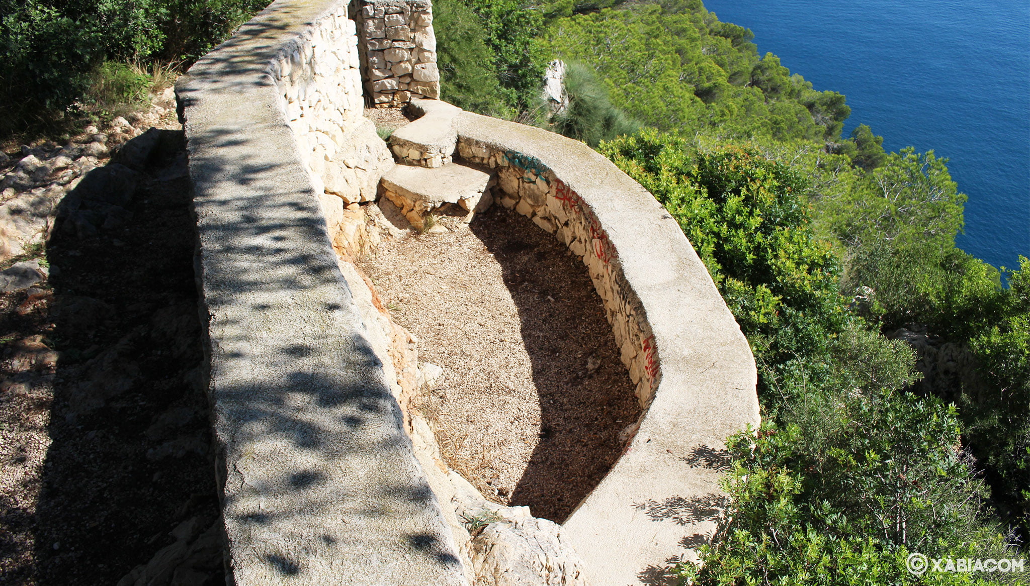 Pequeño balcón de piedra sobre el mirador del Castell de la Granadella