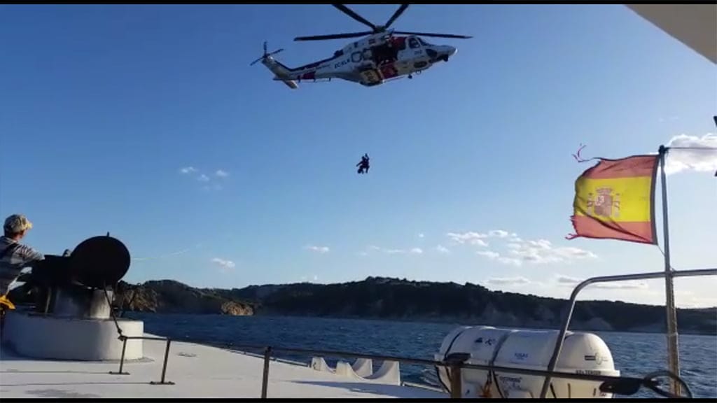 Imagen: Rescate del Helimer 202 en un catamarán semihundido en el Portitxol