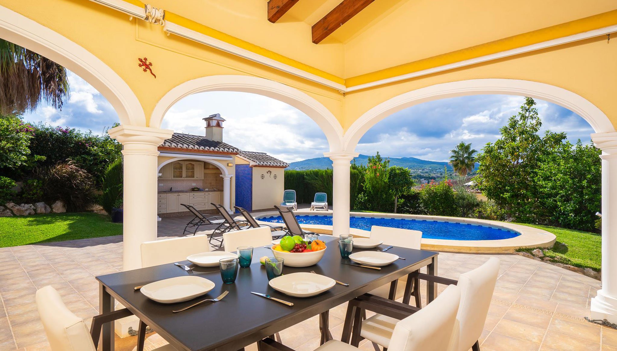 Terraza cubierta ideal para comer – Aguila Rent a Villa