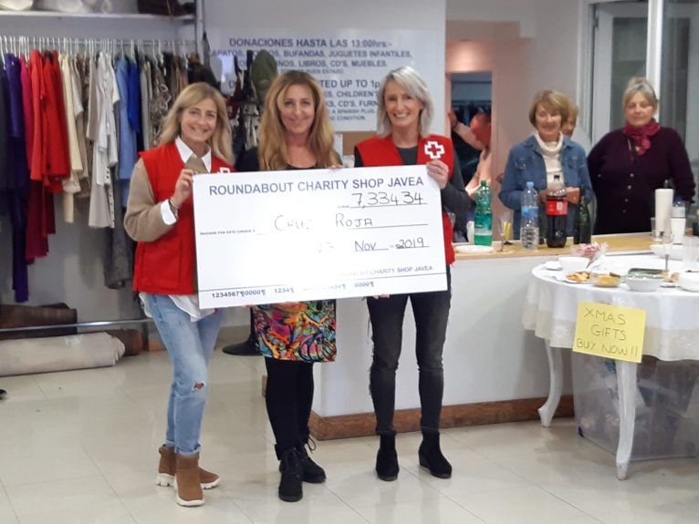 The RoundAbout Charity Shop - Jávea entrega cheque a Cruz Roja