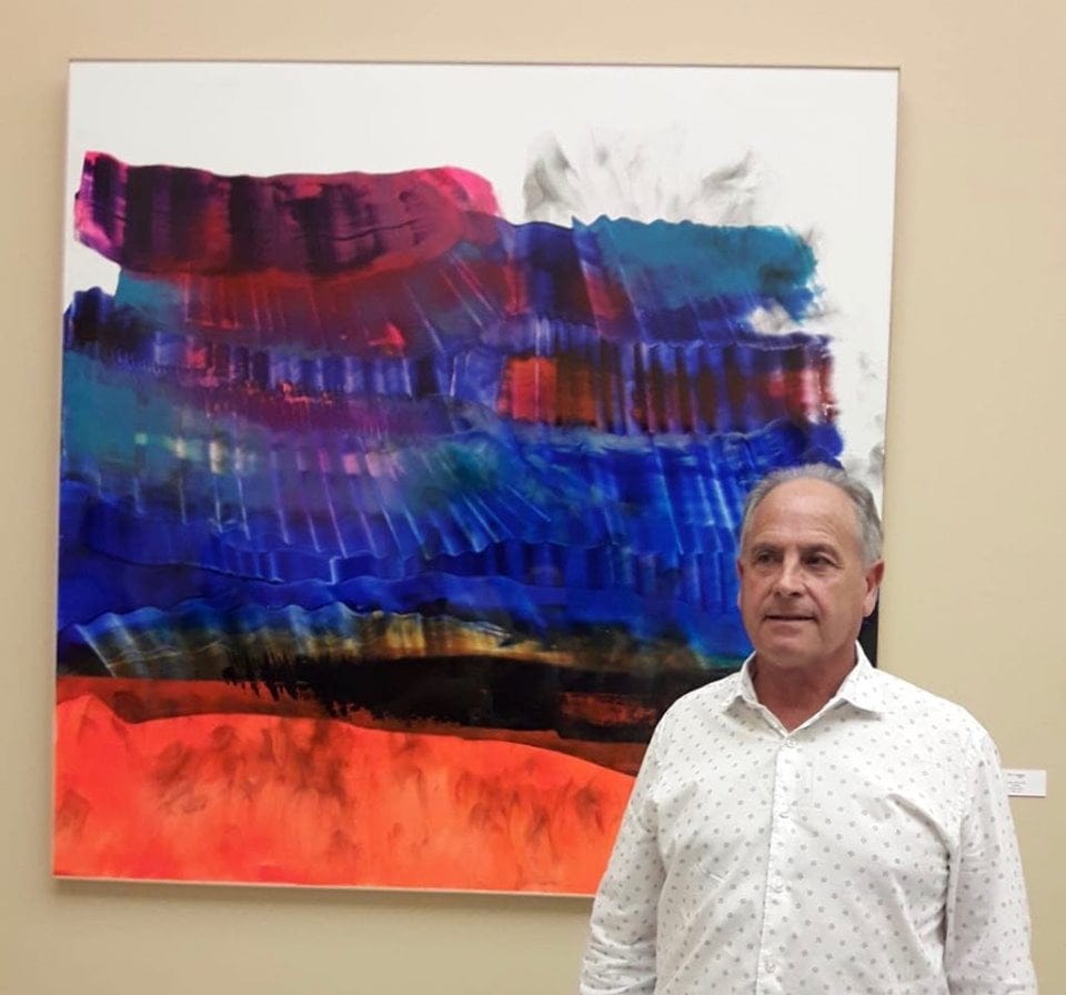 Imagen: Tomás Sivera junto a la obra 'Turkana' expuesta en el Museo de Valencia