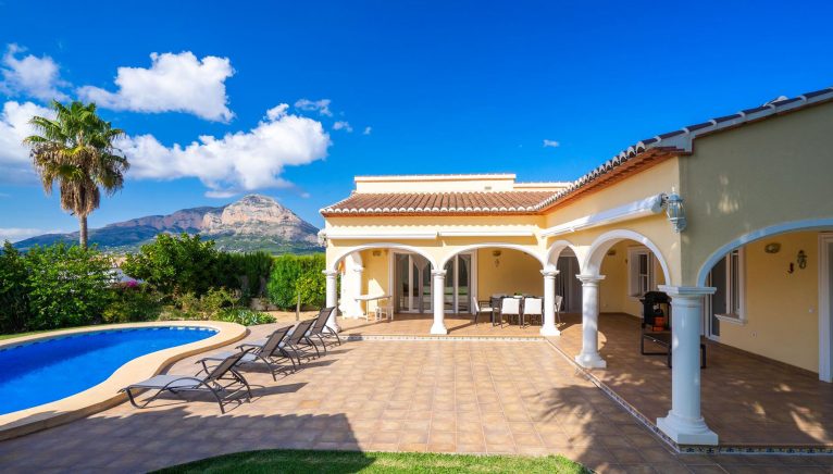 Gesamtansicht des Ferienhauses in Jávea - Aguila Rent a Villa