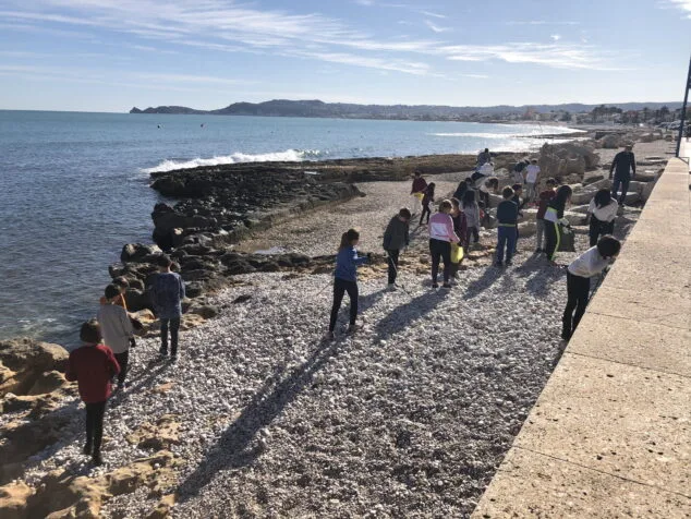 Imagen: Alumnos del Port de Xàbia limpiando la Playa de La Grava