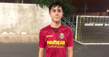 Álvaro Tíscar con la vestimenta del Villarreal CF