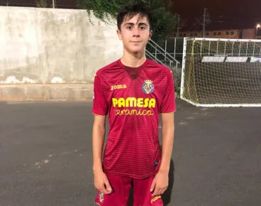 Álvaro Tiscar con la vestimenta del Villarreal CF