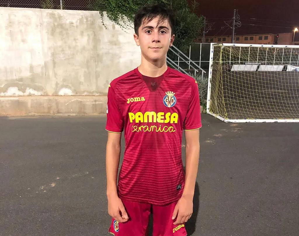 Álvaro Tiscar con la vestimenta del Villarreal CF