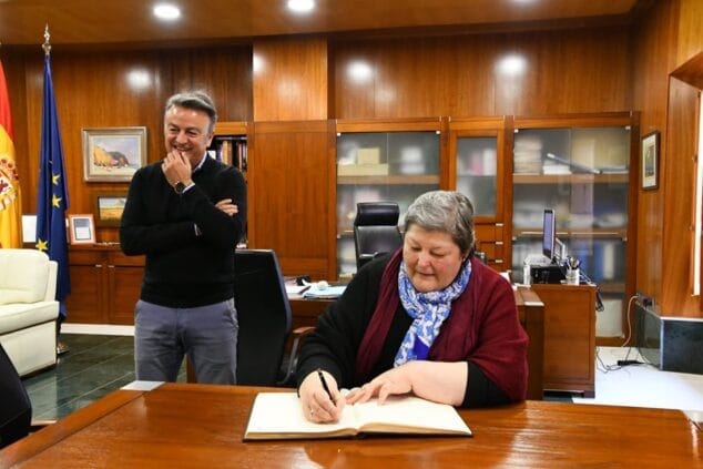 Imagen: Ana María firma en el libro de honor de Xàbia