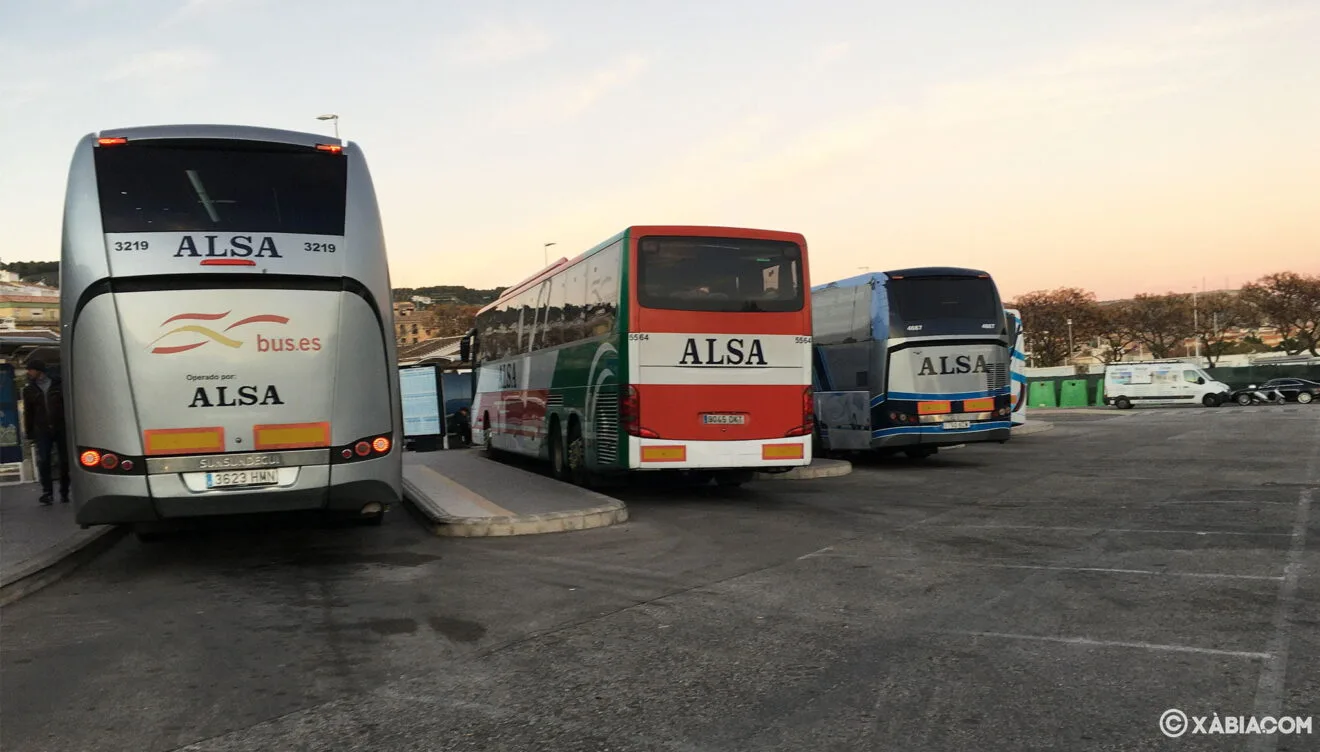 Autobuses estacionados en Jávea