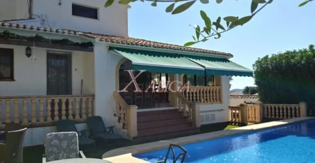 Imagen: Fachada de una casa en venta en Jávea - Xabiga Inmobiliaria