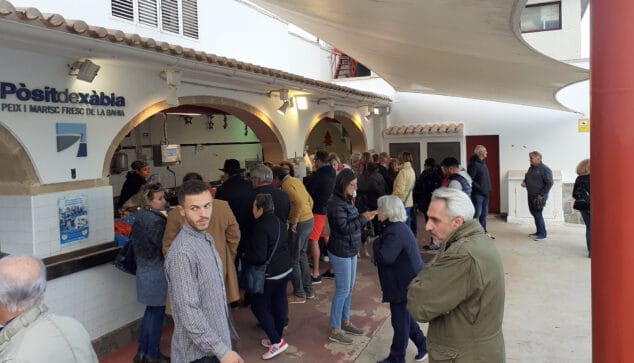 Imagen: Clientes comprando en la lonja