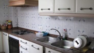 Una de las dos cocinas de una casa de pueblo en venta – AR Luxury Living