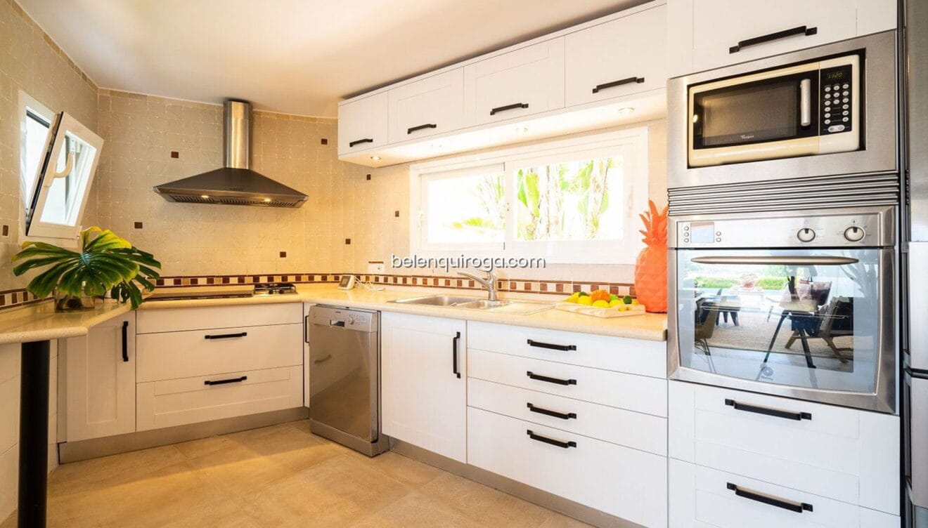 Cocina americana equipada en un chalet en Monte Puchol - Inmobiliaria Belen Quiroga