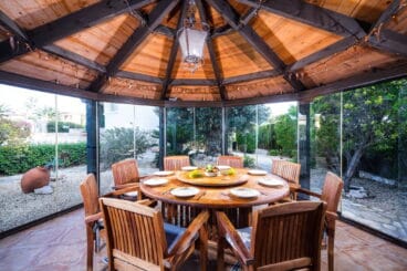 Comedor exterior en una casa de vacaciones en Jávea – Aguila Rent a Villa