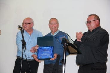 Componentes de Los Bradmis con la placa