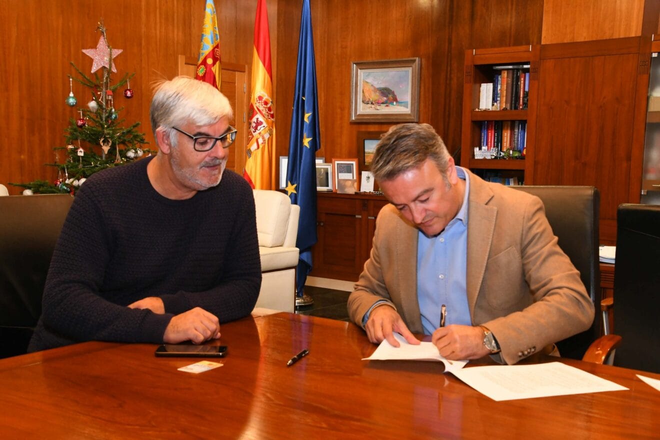 Firma del convenio con la Peña La Marina
