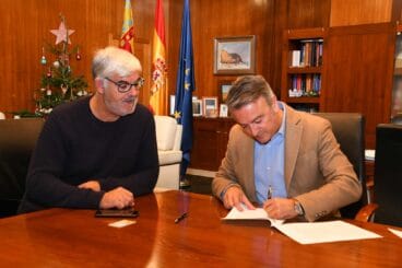 Firma del convenio con la Peña La Marina