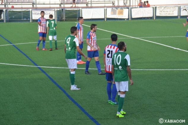 Imagen: Defensa en línea del CD Jávea ante el Pego cf