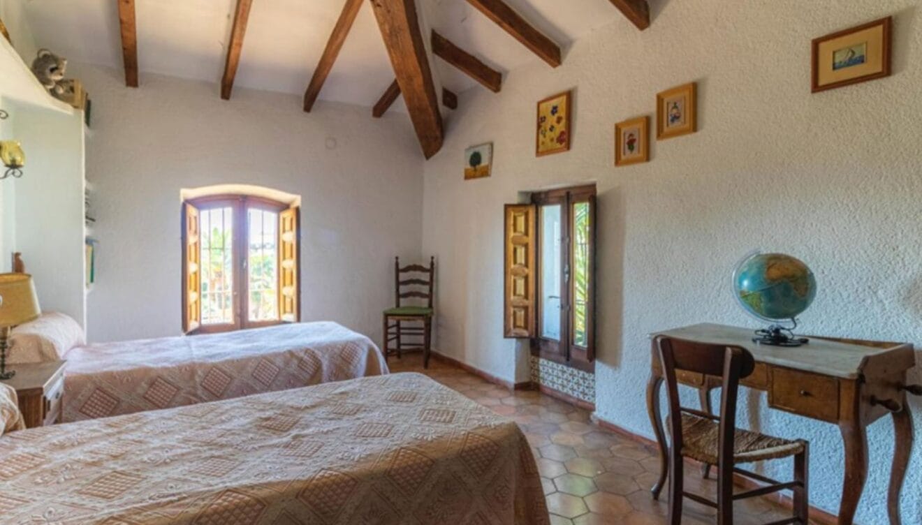 Uno de los seis dormitorios de un chalet en venta en Jávea - Vicens Ash Properties