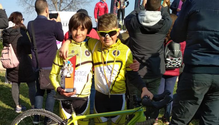 Dos jóvenes ciclsitas del CC Jávea