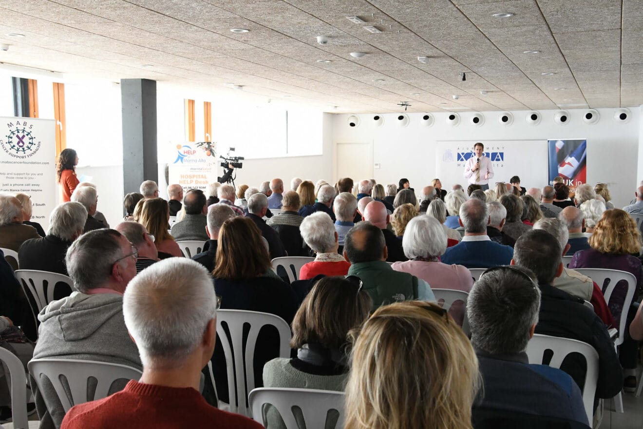 El embajador británico en el encuentro informativo con los residentes