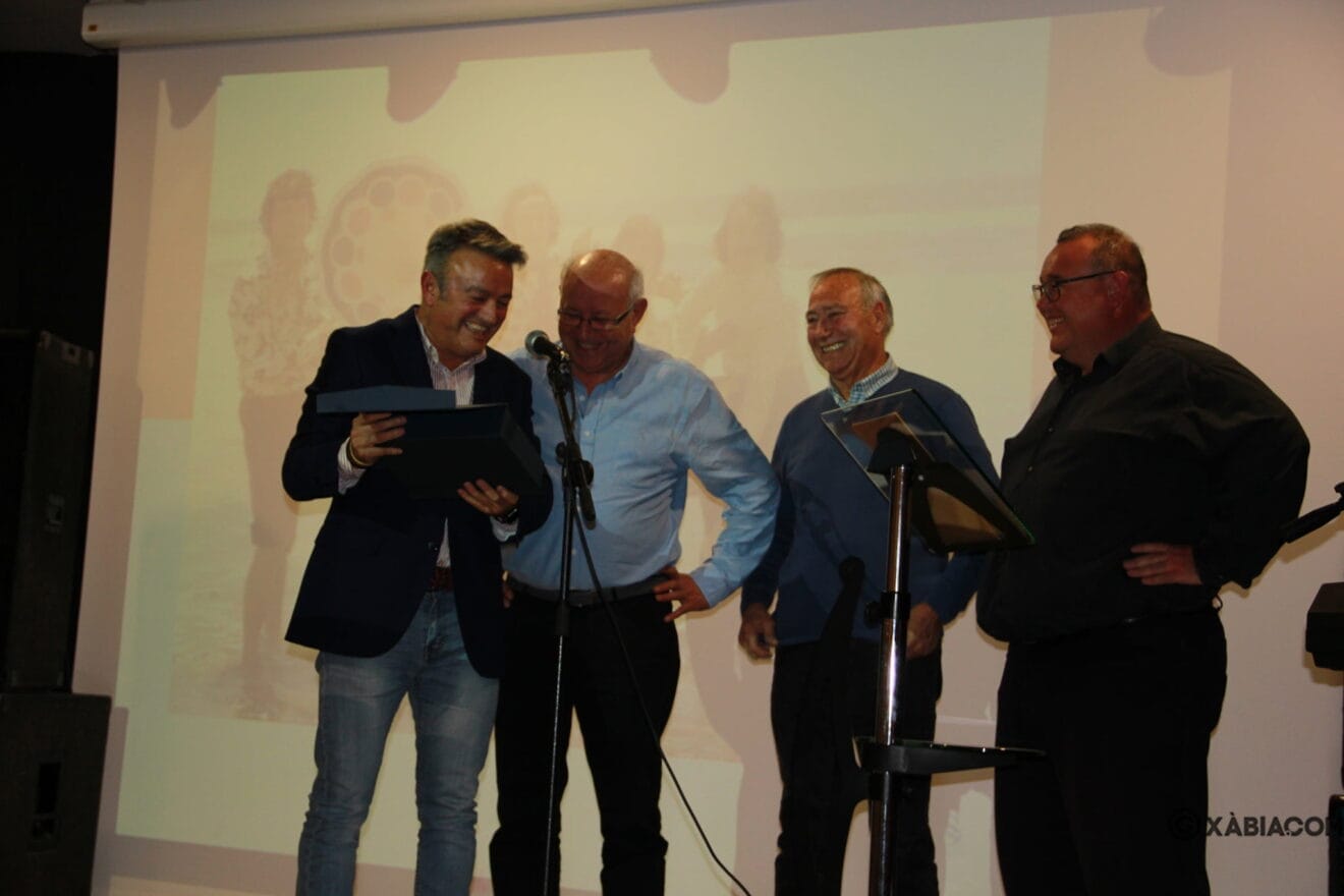 Entrega de la placa conmemorativa