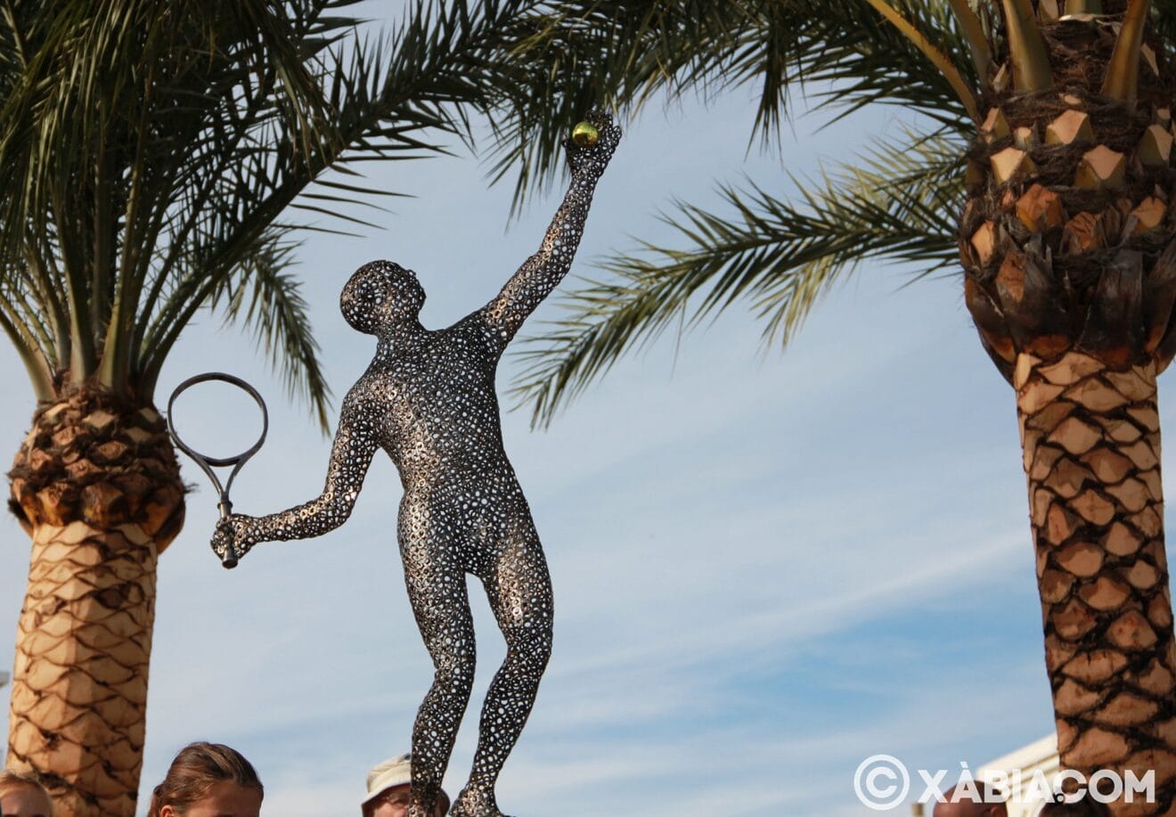 Escultura metálica dedicada a David Ferrer