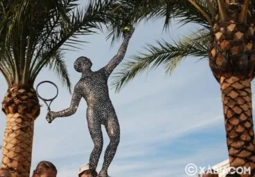 Escultura metálica dedicada a David Ferrer