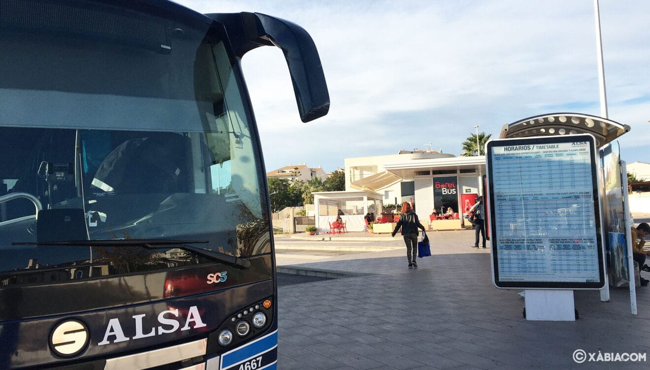 Una de las empresas que operan en la estación de autobuses de Jávea es Alsa