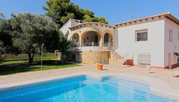 Exterior de un chalet en venta en Jávea – MORAGUESPONS Mediterranean Houses