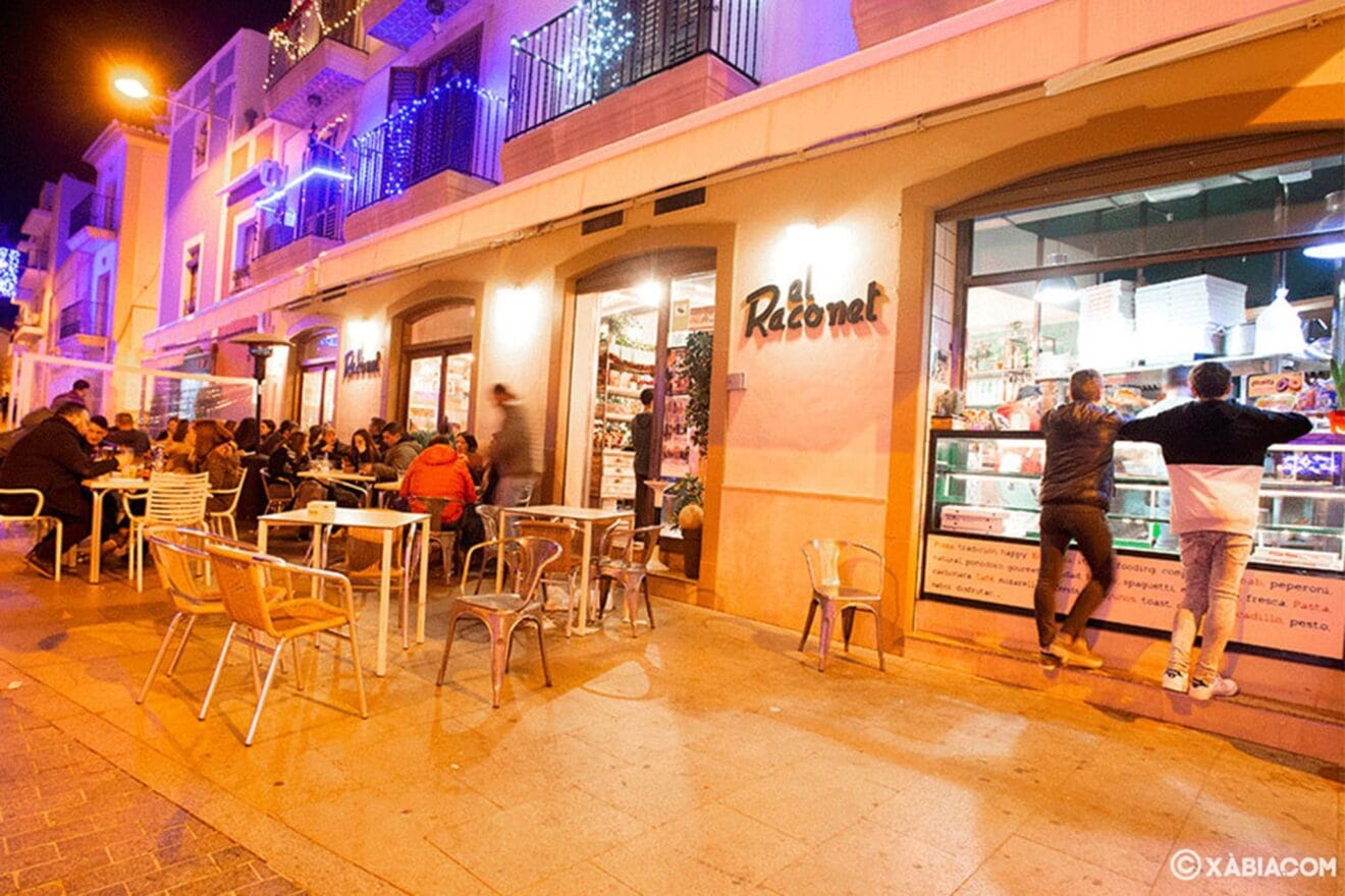 Fachada y mesas en el exterior - El Raconet