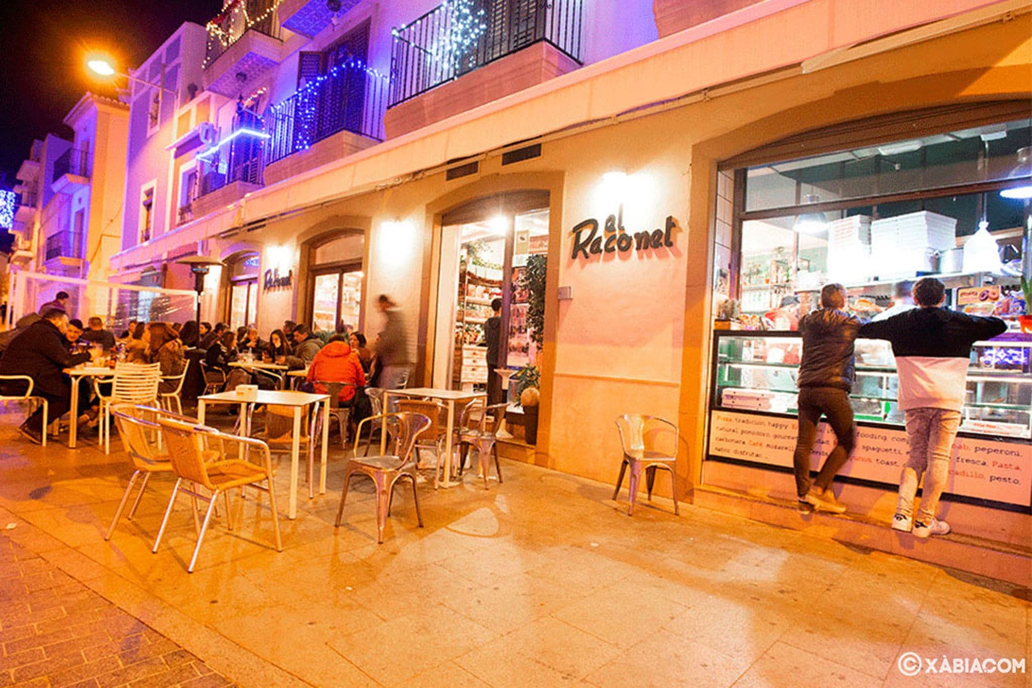 Imagen: Fachada y mesas en el exterior - El Raconet