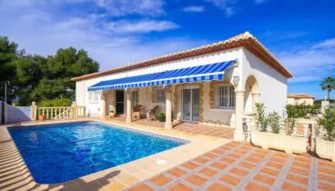 Fachada de una casa de vacaciones para seis personas – Aguila Rent a Villa