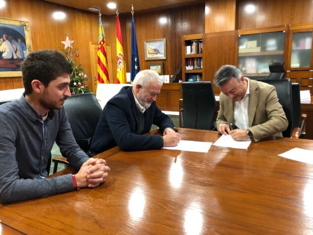 Imagen: Firma del contrato de construcción del Puente de Triana entre el Ayuntamiento y la empresa Vilor SL
