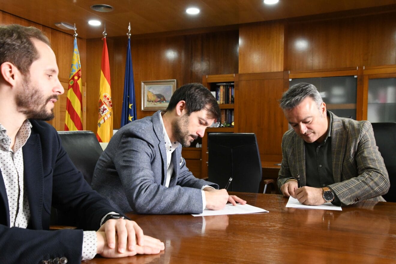 Firma del convenio entre Xàbia y Benitatxell por el uso de la piscina