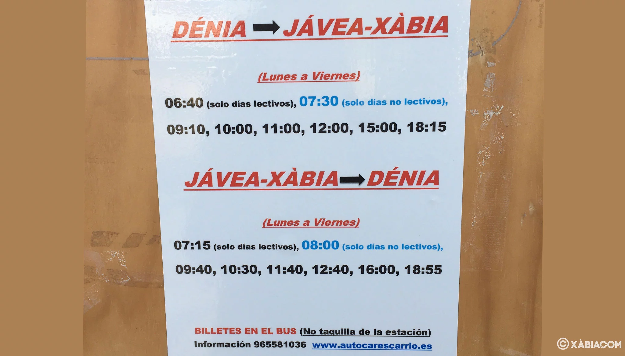 Folleto informativo sobre los horarios entre Dénia y Jávea colgado en la estación de autobuses