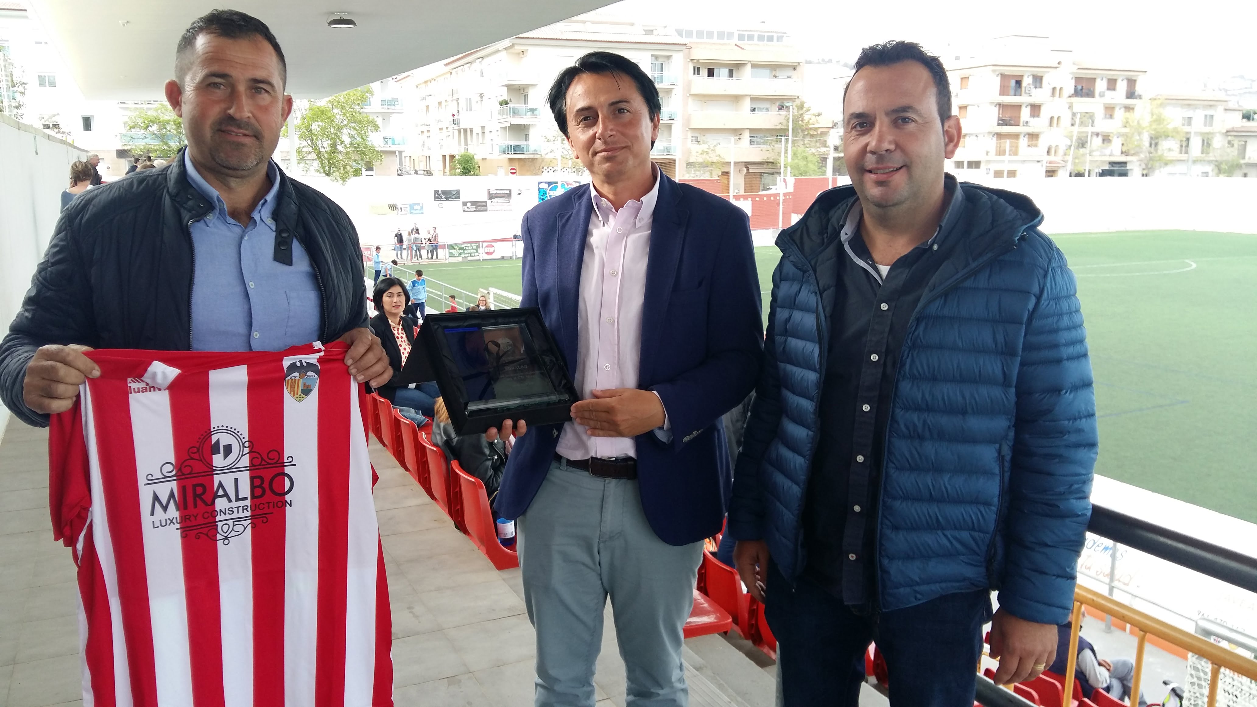 Imagen: Gerente de Miralbo con los directivos del CD Jávea