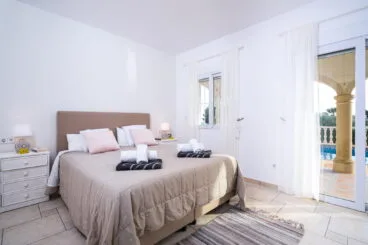 Una de las tres habitaciones de un alquiler vacacional en Jávea – Aguila Rent a Villa
