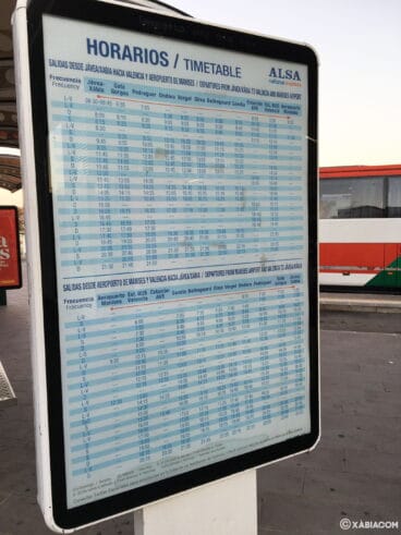 Panel informativo de los horarios de autobús de Jávea a Valencia y de Valencia a Jávea