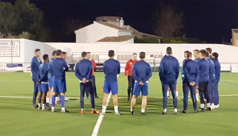 CD Jávea players training with Roberto Granero