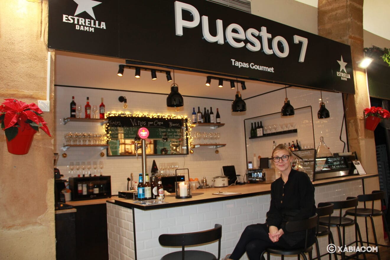 Kelly, gerente de Puesto 7, el nuevo negocio del Mercat de Xàbia